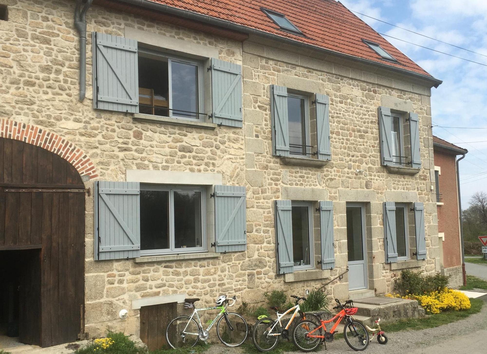 Roue D'Escampette Gite D'Etape Et De Sejour Champagnat  エクステリア 写真